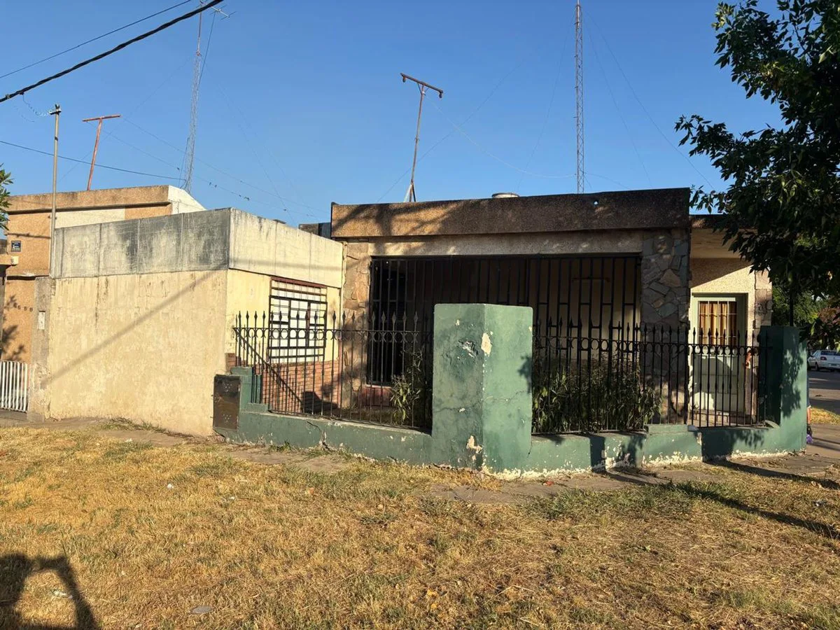 VENTA CASA DOS DORMITORIOS Y COCHERA ARROYO SECO foto 2