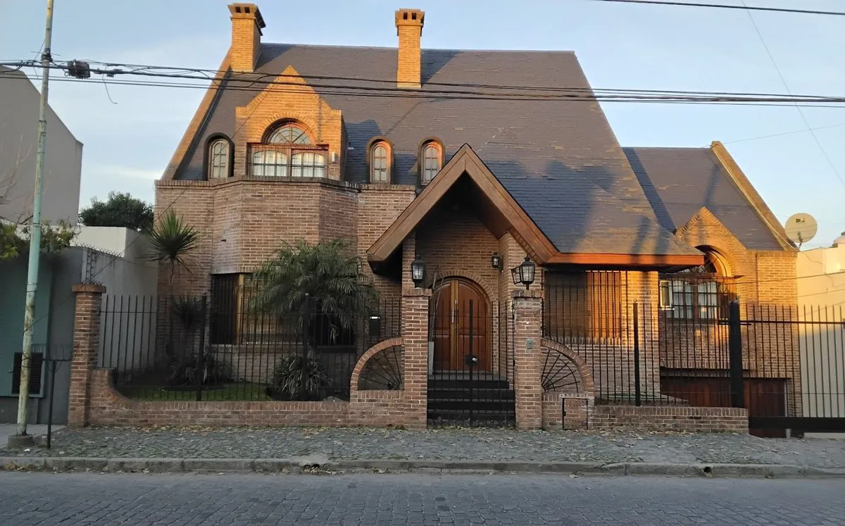 VENTA 6 AMB VILLA SARMIENTO PILETA JARDIN COCHERA foto 2