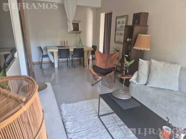 Dos ambientes con cochera cubierta en Pueblo Caamaño. Todo al alcance de tu mano.