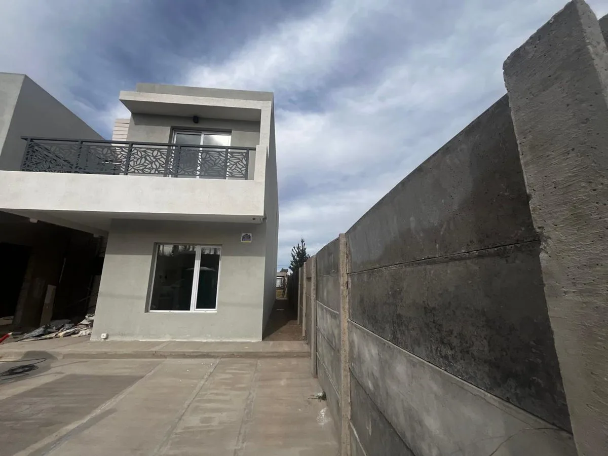 VENTA DUPLEX 3 DORMITORIOS B°LA CASONA ll PLOTTIER foto 2