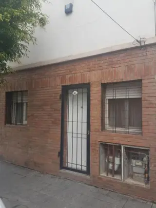 Muy cómodo PH de dos dormitorios en Planta Baja al frente en Virreyes. foto 1