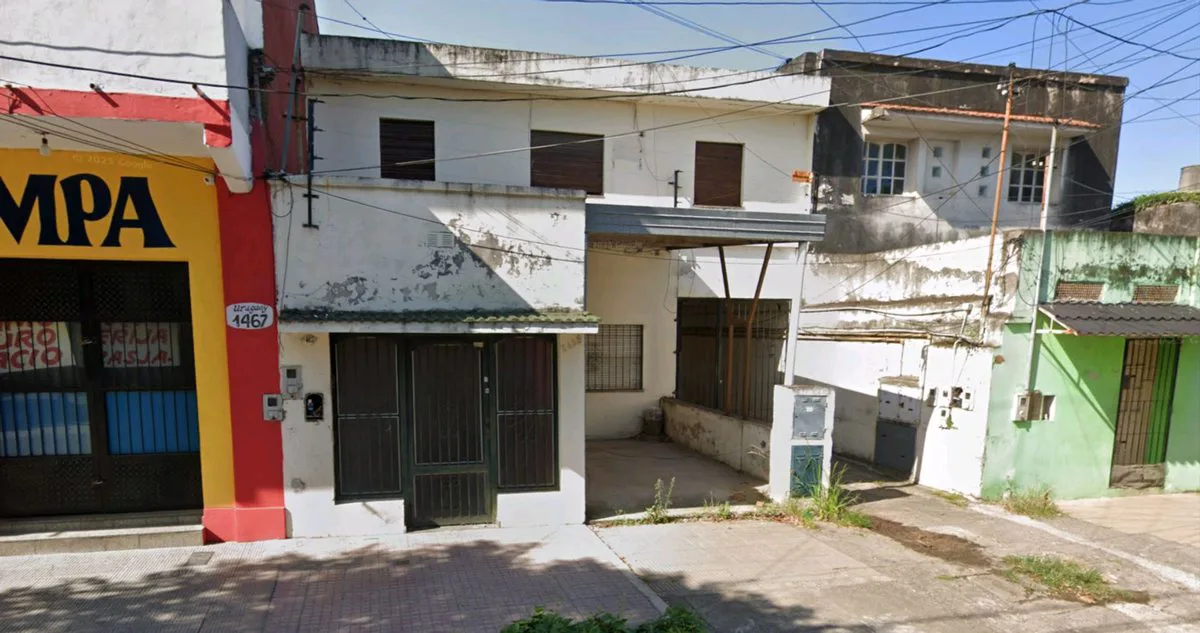 A RECICLAR CASA CON COCHERA - ZONA PZLETA. MITRE