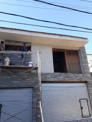 ALQUILER DE LOCAL CENTRICO EN BURZACO. A 1 CDRA DE LA ESTACION Y A MTS. DE CALLE ALSINA foto 3