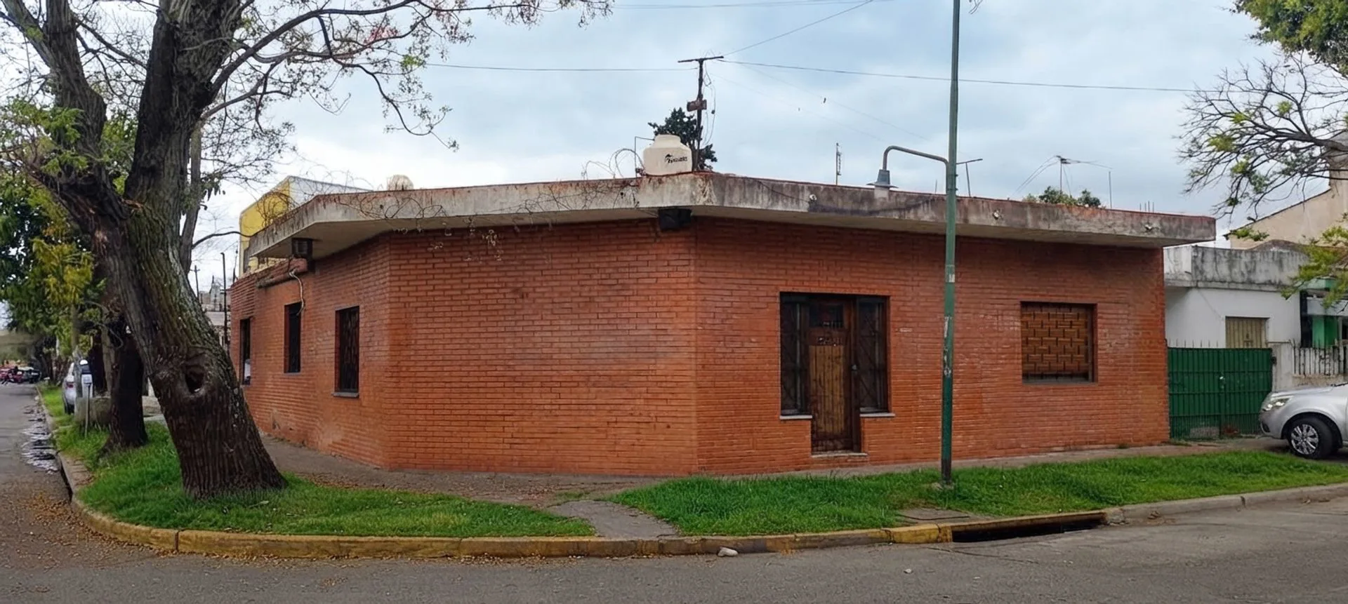 Venta Casa 251 m2 de 5 ambientes en Béccar c/patio foto 2
