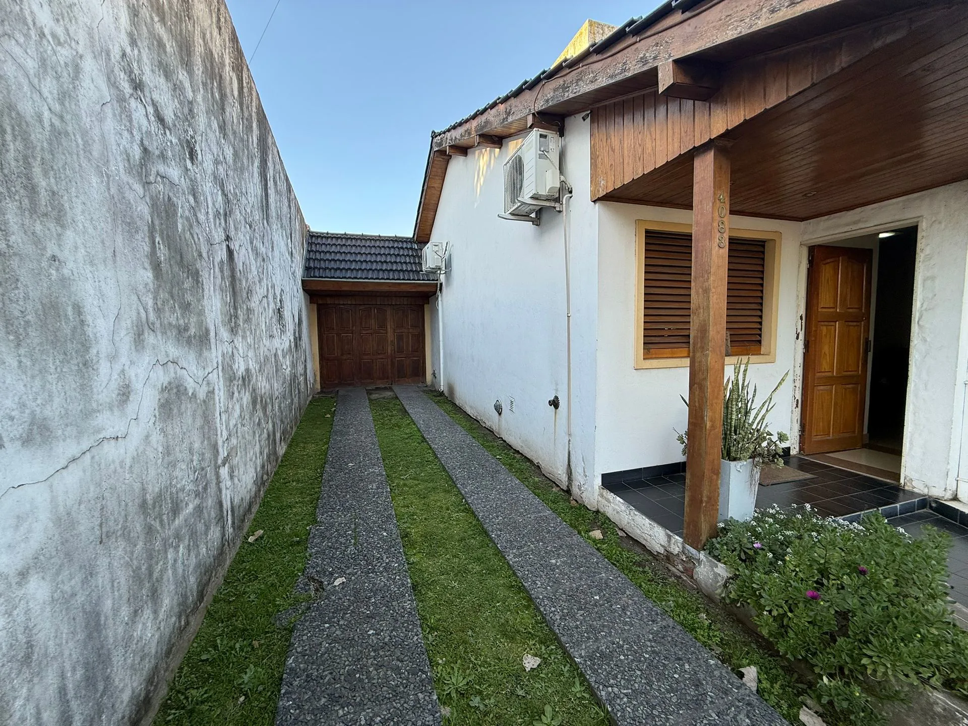 CASA DE DOS PLANTAS CON GALERÍA Y PATIO foto 4