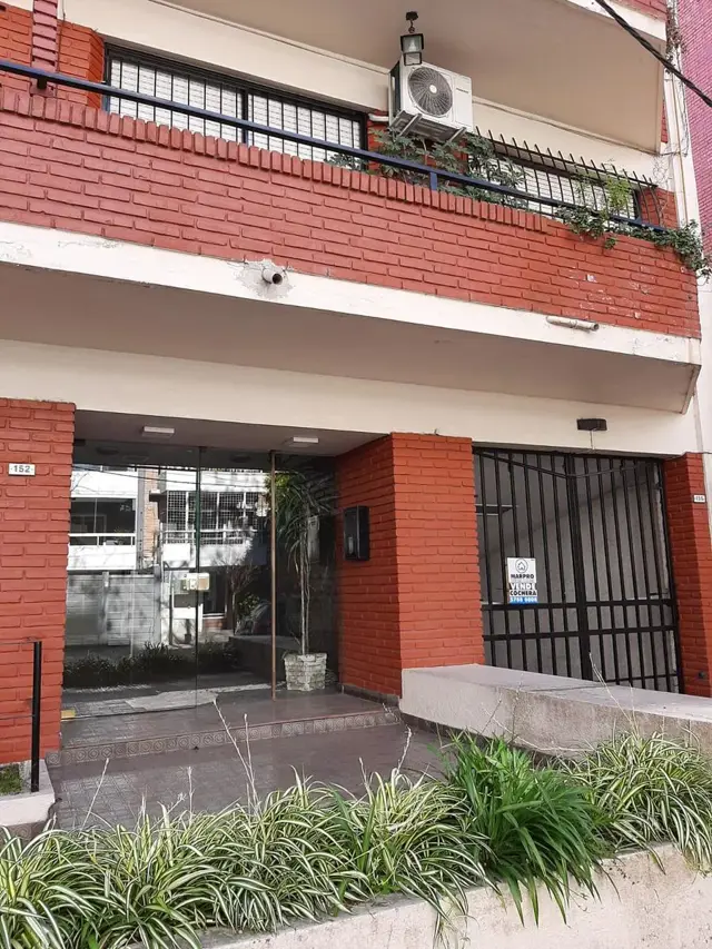 Cochera cubierta en venta en edificio