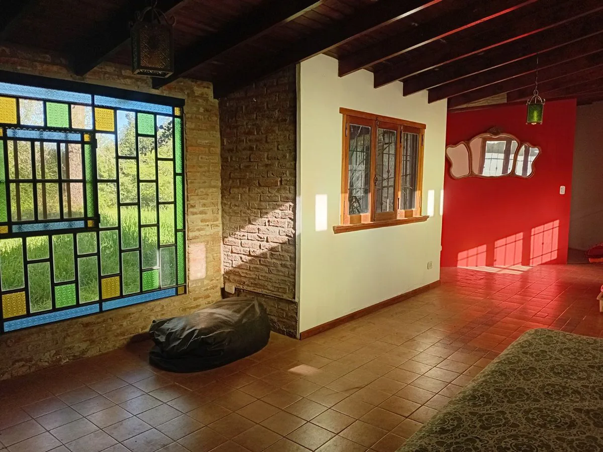 CASA EN VENTA CON PILETA Y AMPLIO TERRENO MORENO foto 2