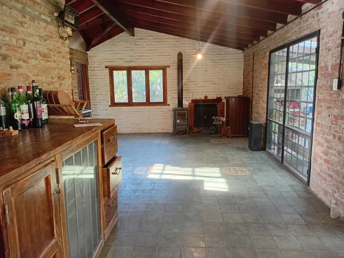 CASA EN VENTA CON PILETA Y AMPLIO TERRENO MORENO foto 3