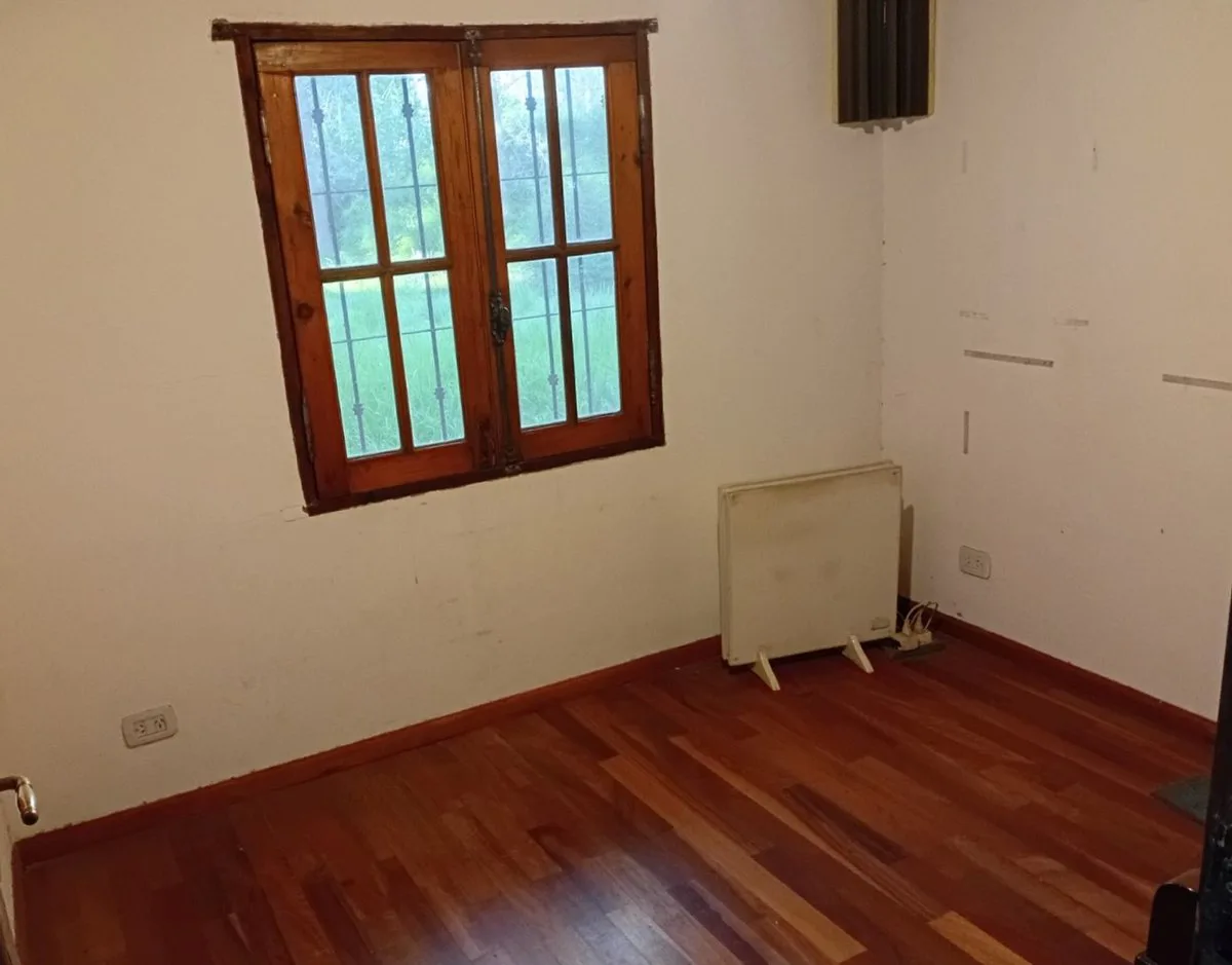 CASA EN VENTA CON PILETA Y AMPLIO TERRENO MORENO foto 5