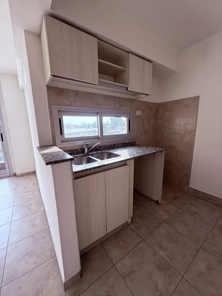 Departamento de Dos Ambientes en Alquiler en Moron foto 3