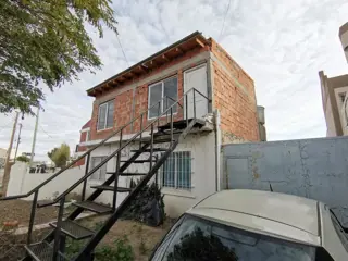 CASA EN VENTA 2 DORMITORIOS Y DEPARTAMENTO A TERMINAR, PUERTO MADRYN CHUBUT foto 1