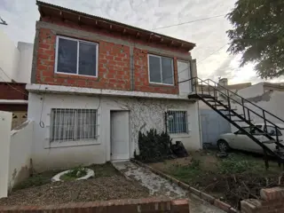 CASA EN VENTA 2 DORMITORIOS Y DEPARTAMENTO A TERMINAR, PUERTO MADRYN CHUBUT foto 2