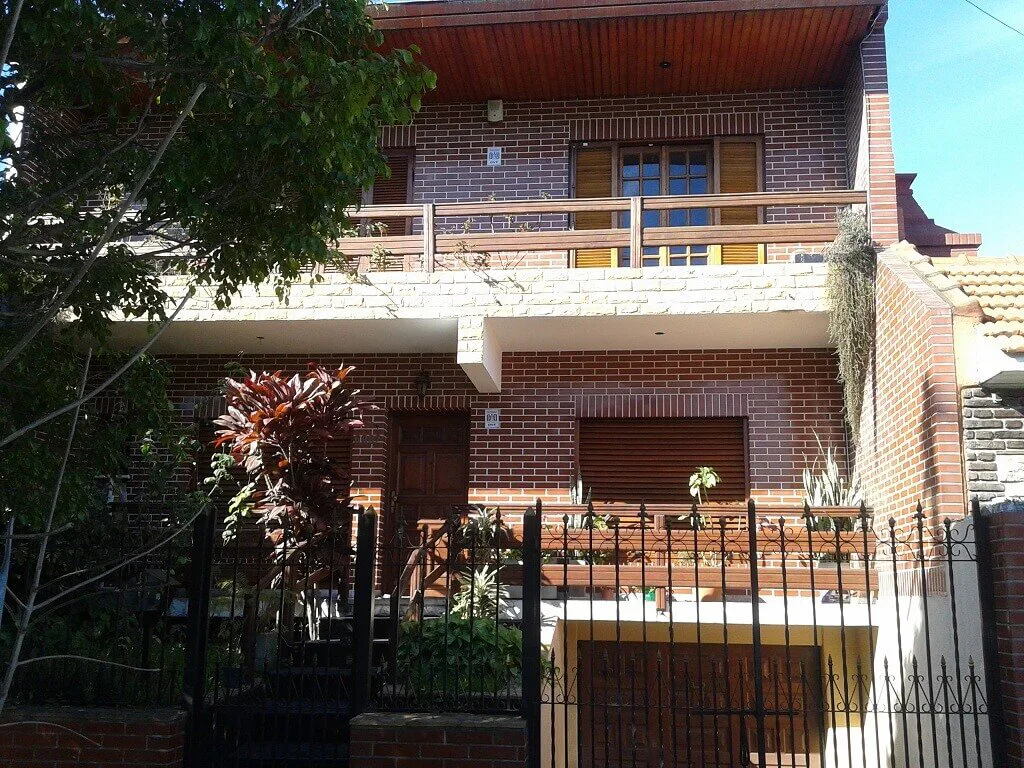 Casa en lote de 8.66x17, Apto Credito, en dos plantas de 5 ambientes, con garage, jardin y altillo foto 2
