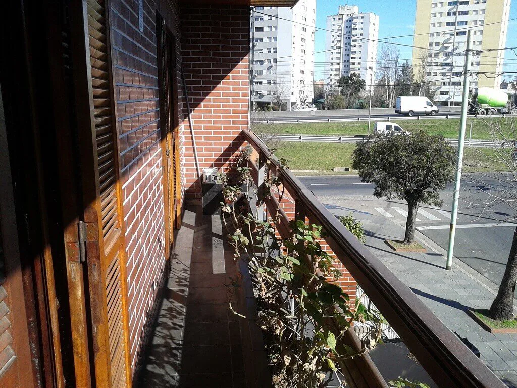 Casa en lote de 8.66x17, Apto Credito, en dos plantas de 5 ambientes, con garage, jardin y altillo foto 4