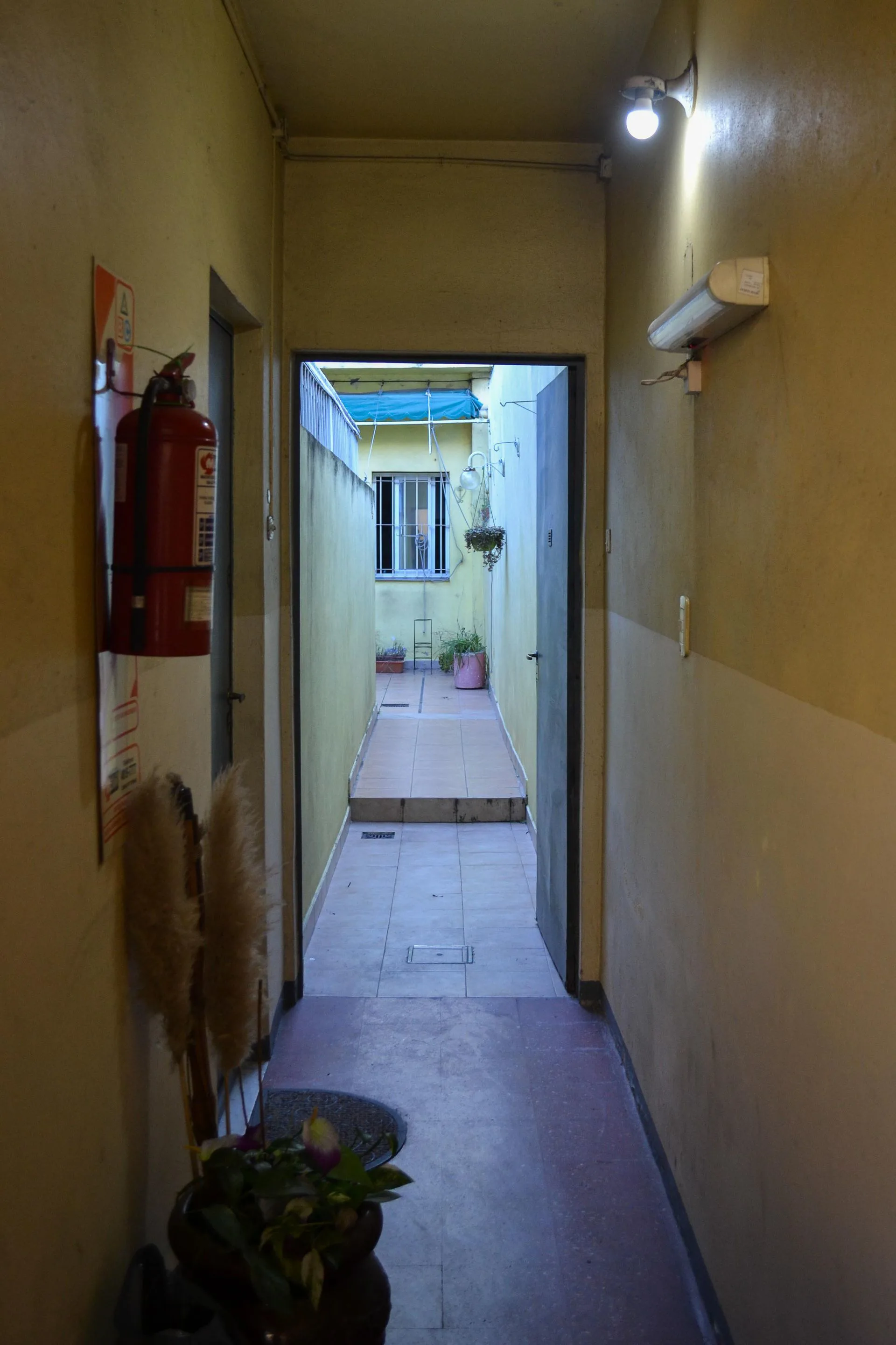VENTA PH 2AMB C/PATIO+TERRAZA SOBRE CALLE INCLAN foto 2