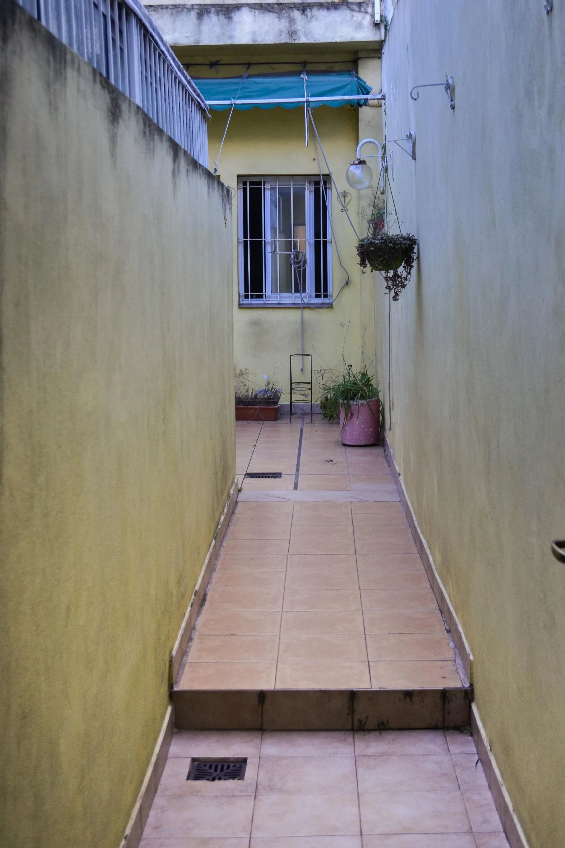 VENTA PH 2AMB C/PATIO+TERRAZA SOBRE CALLE INCLAN foto 3
