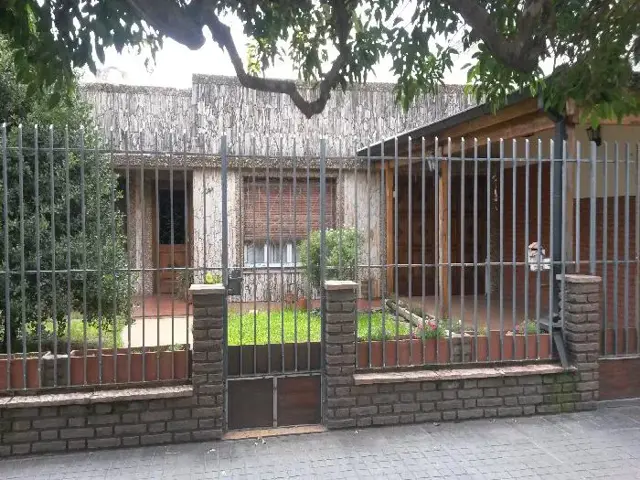 CASA EN MUY BUEN ESTADO EN TROPEZÓN, DE TRES AMBIENTES