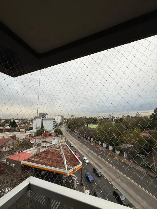 MONOAMBIENTE AL FRENTE, GRAN BALCON, BAÑO CON BAÑERA, COCINA COMPLETA A GAS