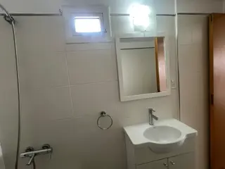 MONOAMBIENTE AL FRENTE, GRAN BALCON, BAÑO CON BAÑERA, COCINA COMPLETA A GAS foto 4