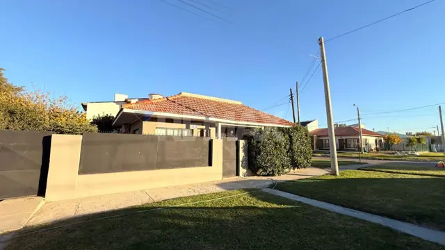 CASA 4 DORMITORIOS BARRIO PUEYRREDON