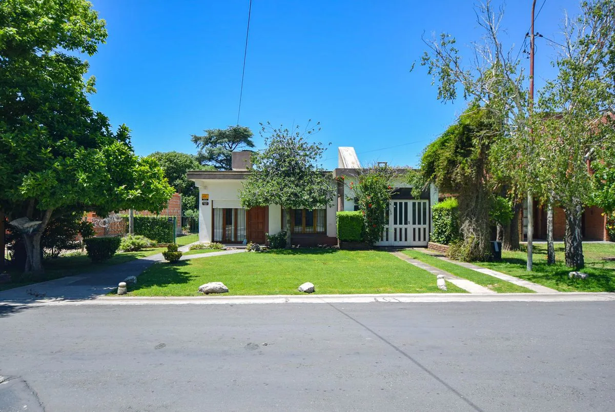 VENTA CASA 3 AMBIENTES PARQUE Y GARAGE CAISAMAR