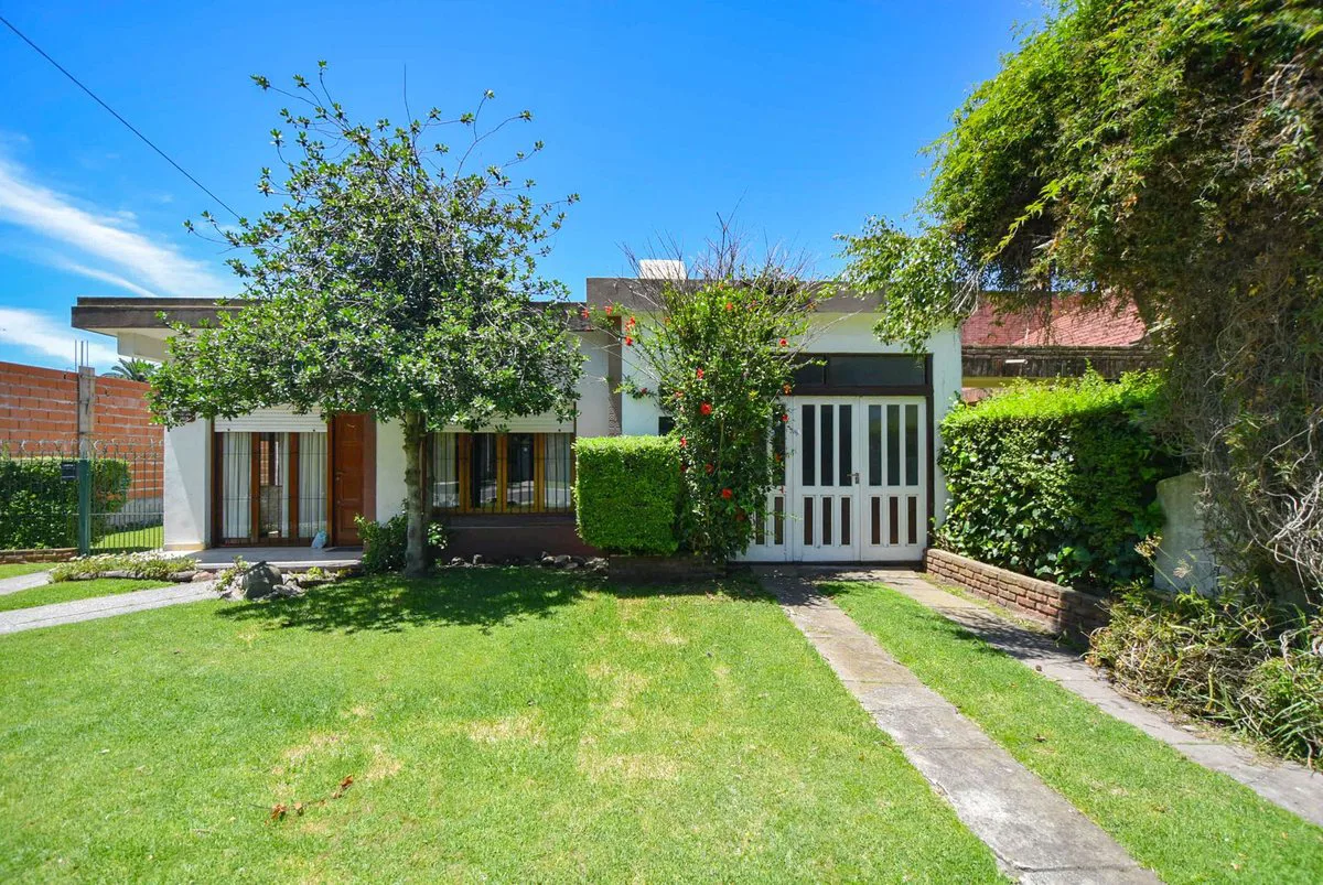 VENTA CASA 3 AMBIENTES  PARQUE Y GARAGE CAISAMAR foto 3
