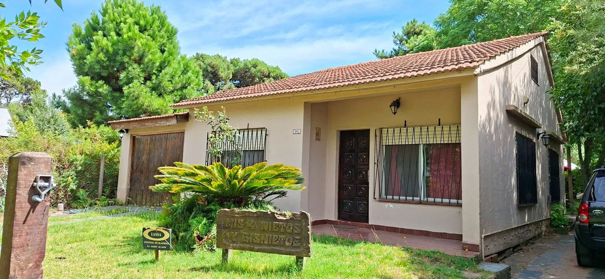 Casa 5 ambientes en Venta Pinamar Gas Natural.