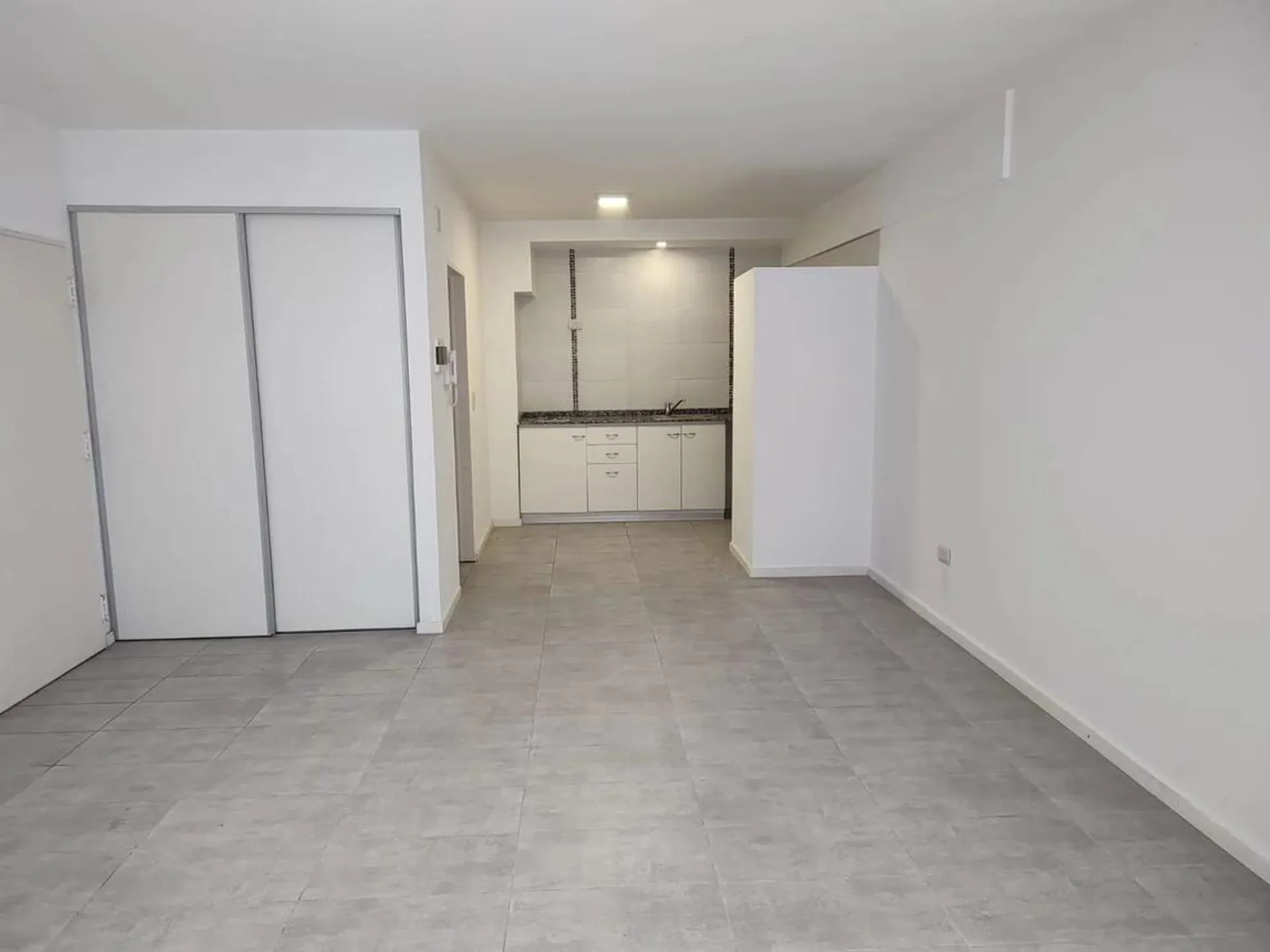 ALQUILER MONO IMPECABLE CON PATIO BOEDO foto 4