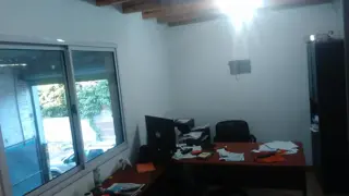 Galpón con oficina y taller foto 3