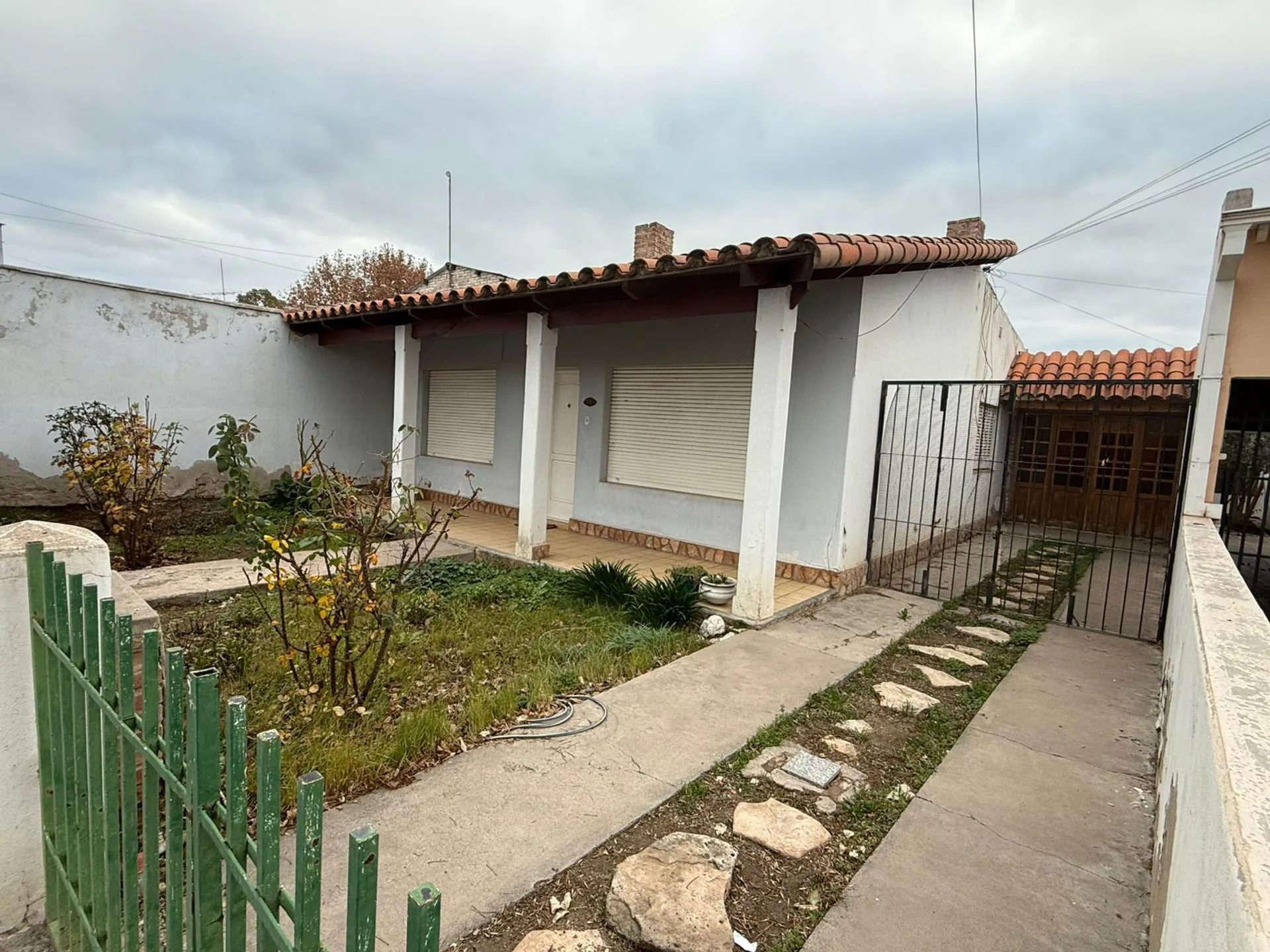 LOCAL CON GALPON Y 2 CASAS - CINCO SALTOS foto 2