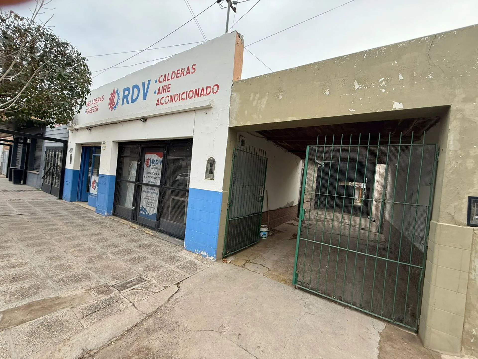 LOCAL CON GALPON Y 2 CASAS - CINCO SALTOS foto 3
