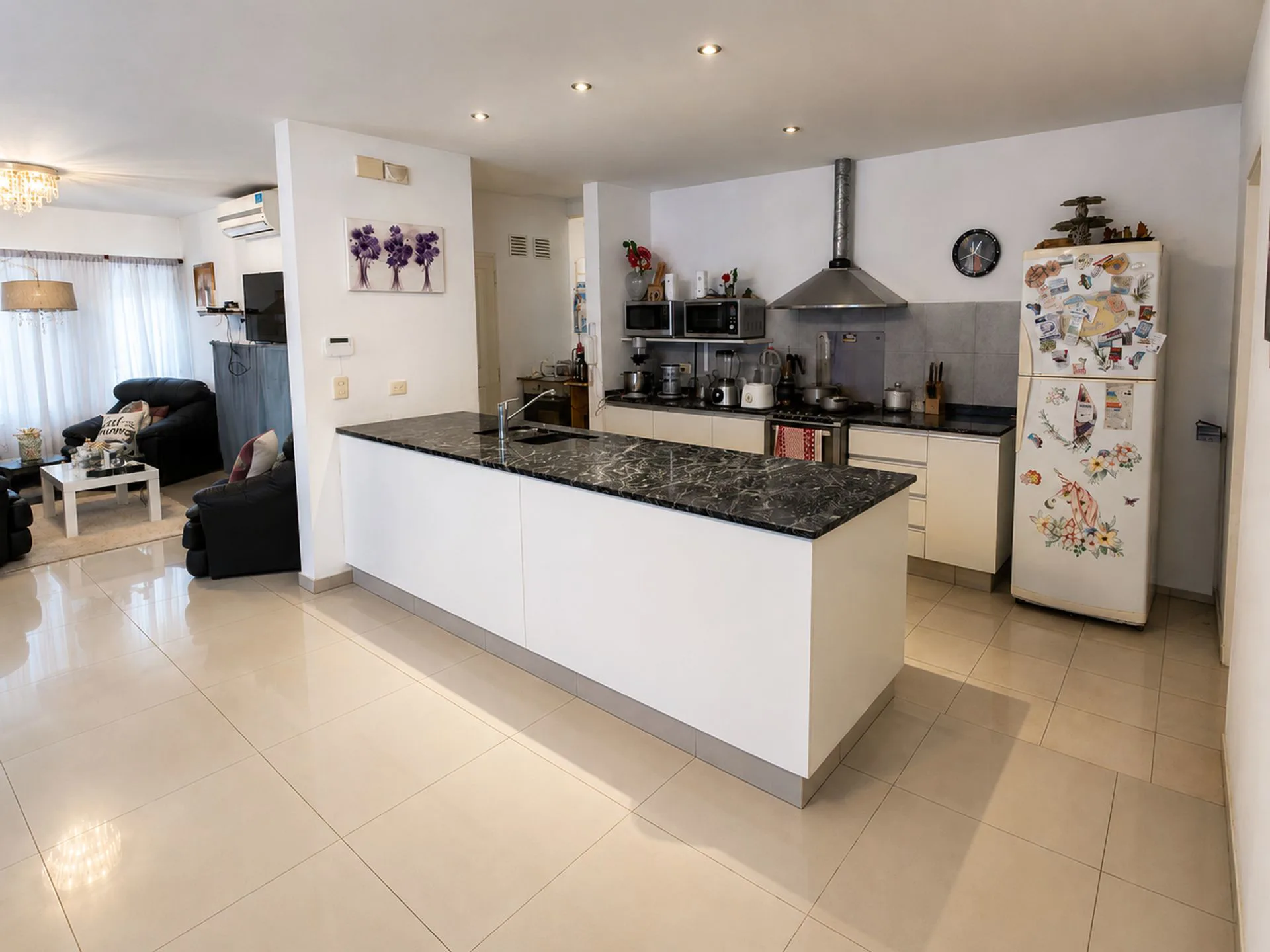 CASA EN VENTA FUNES CON JARDIN Y PILETA foto 2