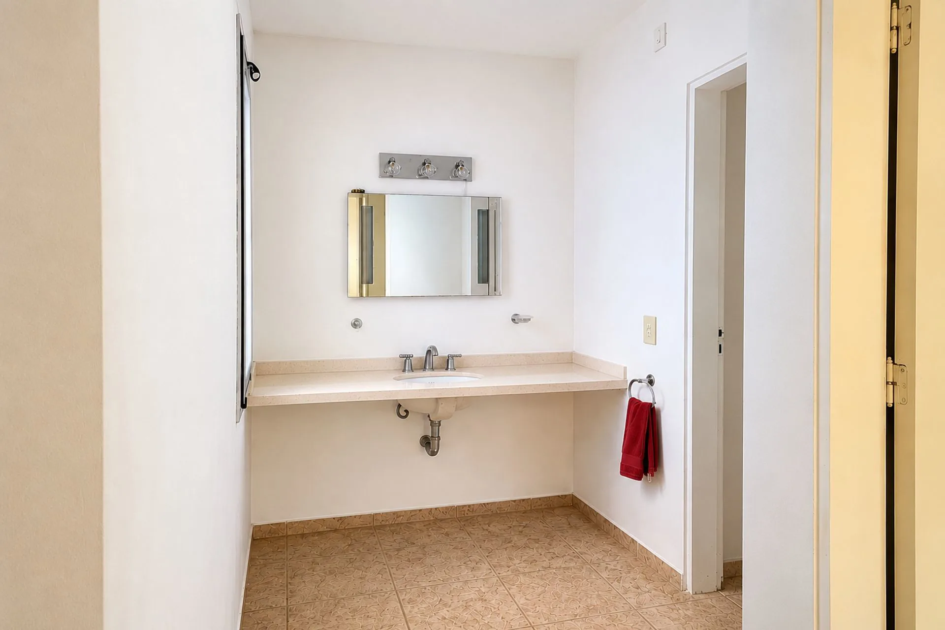 CASA EN VENTA FUNES CON JARDIN Y PILETA foto 4