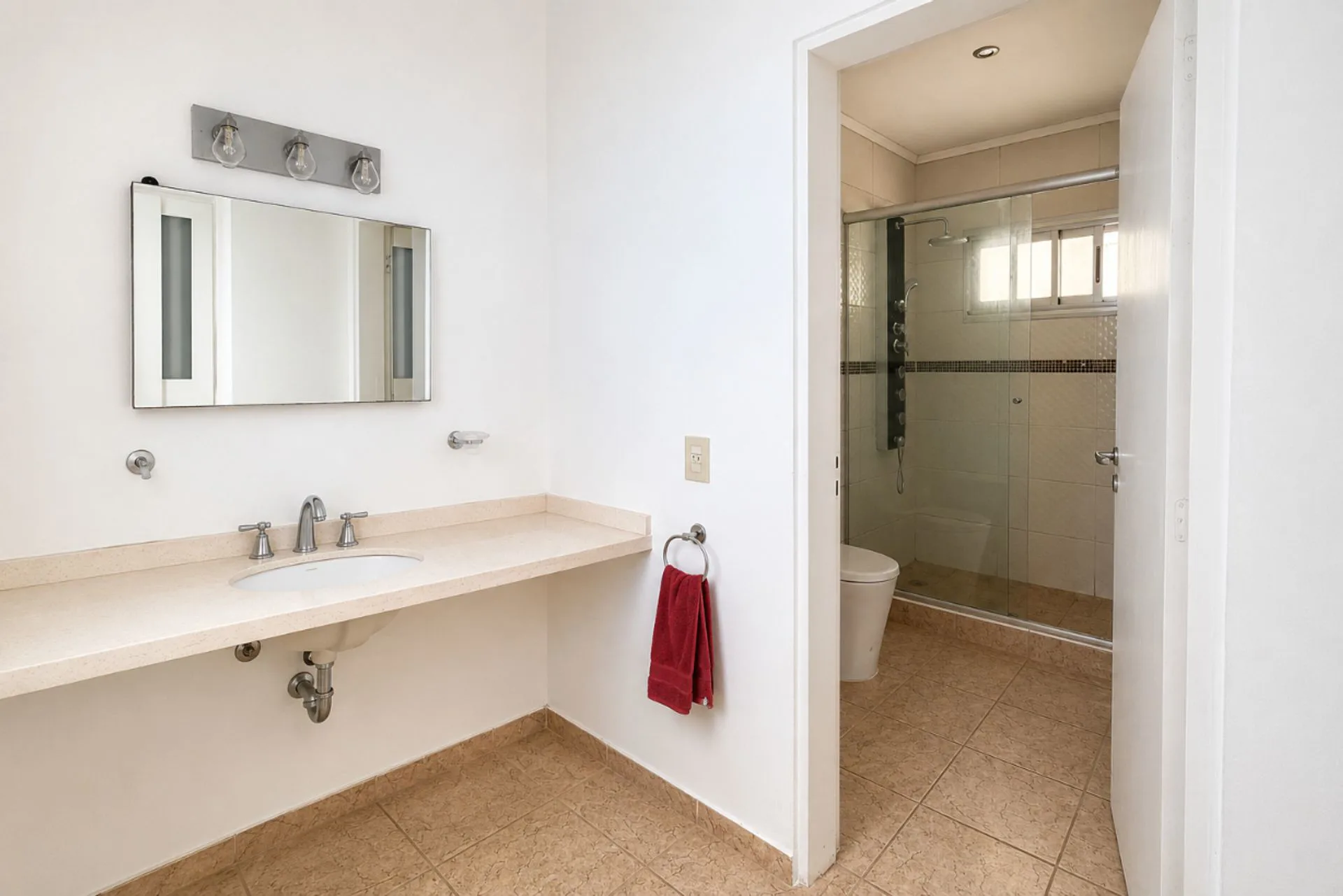 CASA EN VENTA FUNES CON JARDIN Y PILETA foto 5