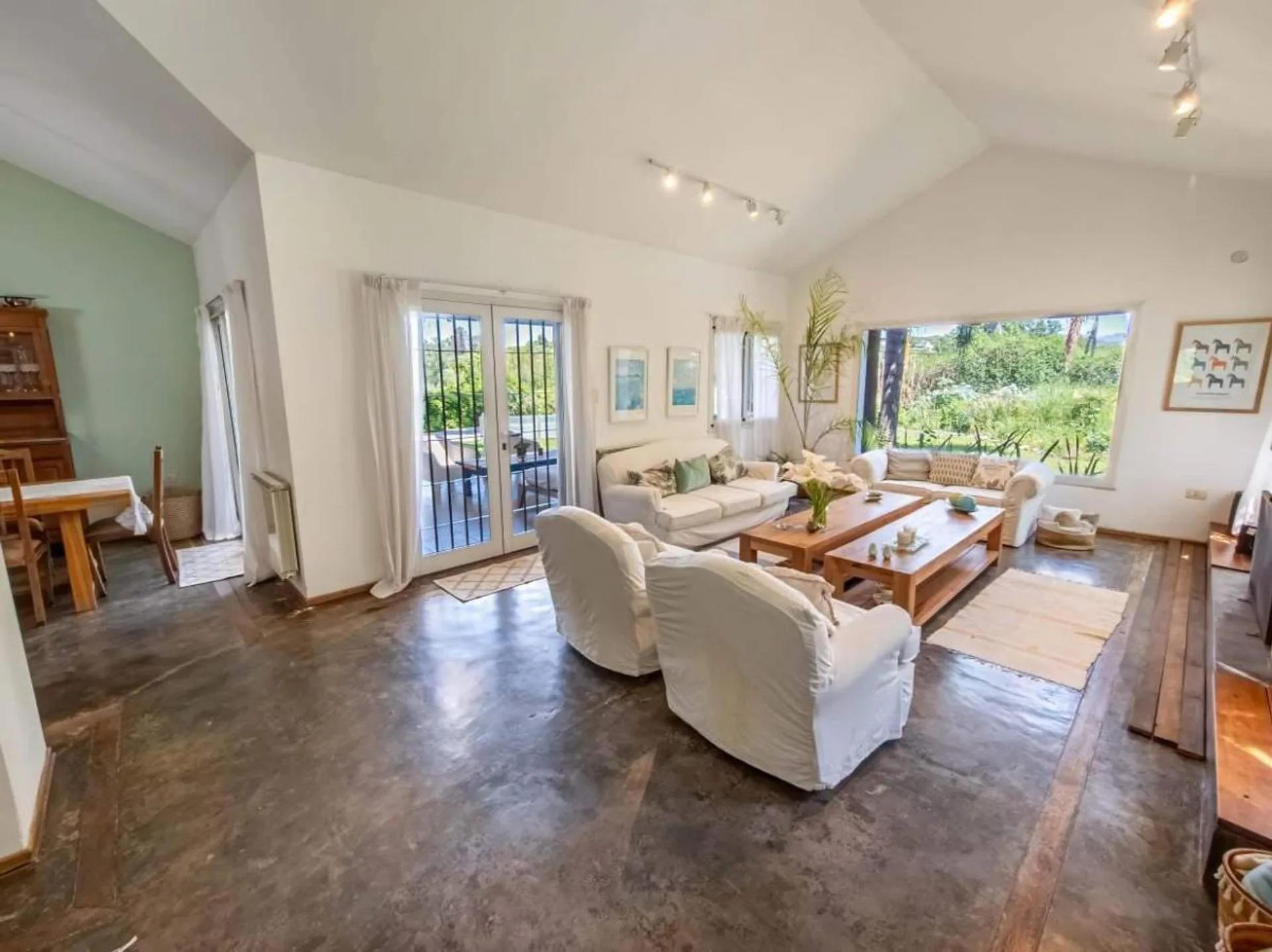 Hermosa casa en villa Rivera Indarte con pileta foto 2