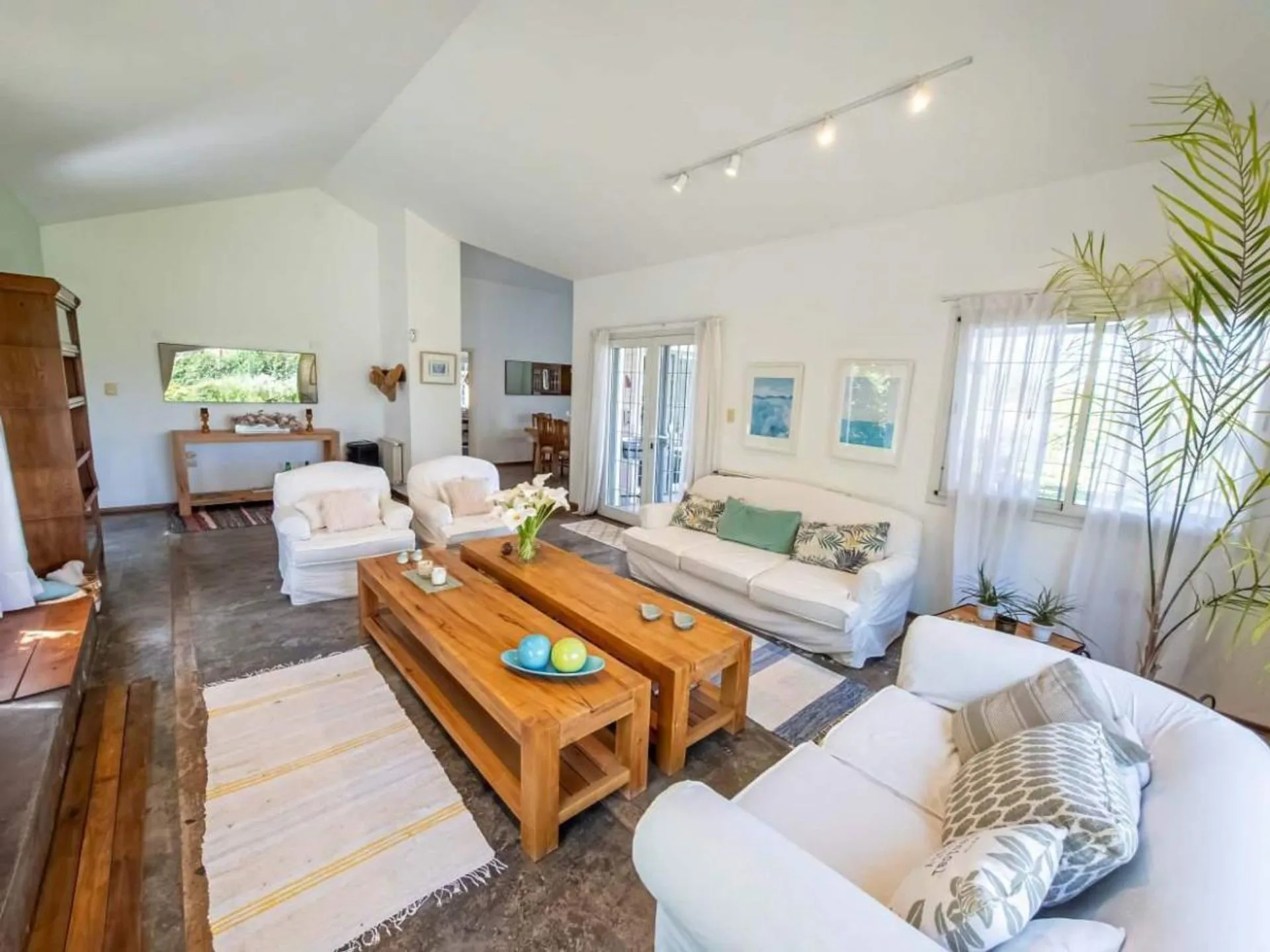 Hermosa casa en villa Rivera Indarte con pileta foto 3