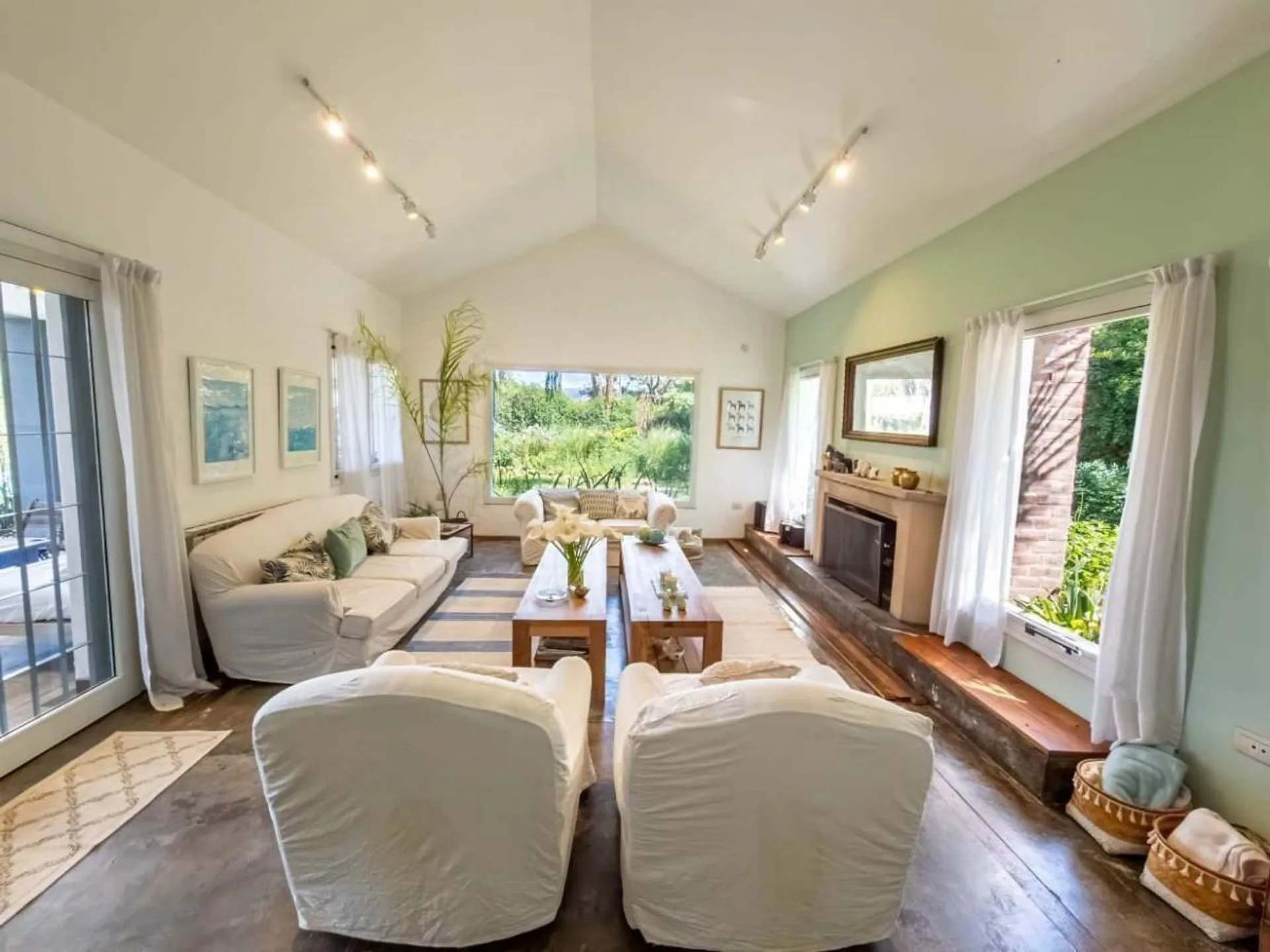 Hermosa casa en villa Rivera Indarte con pileta foto 4