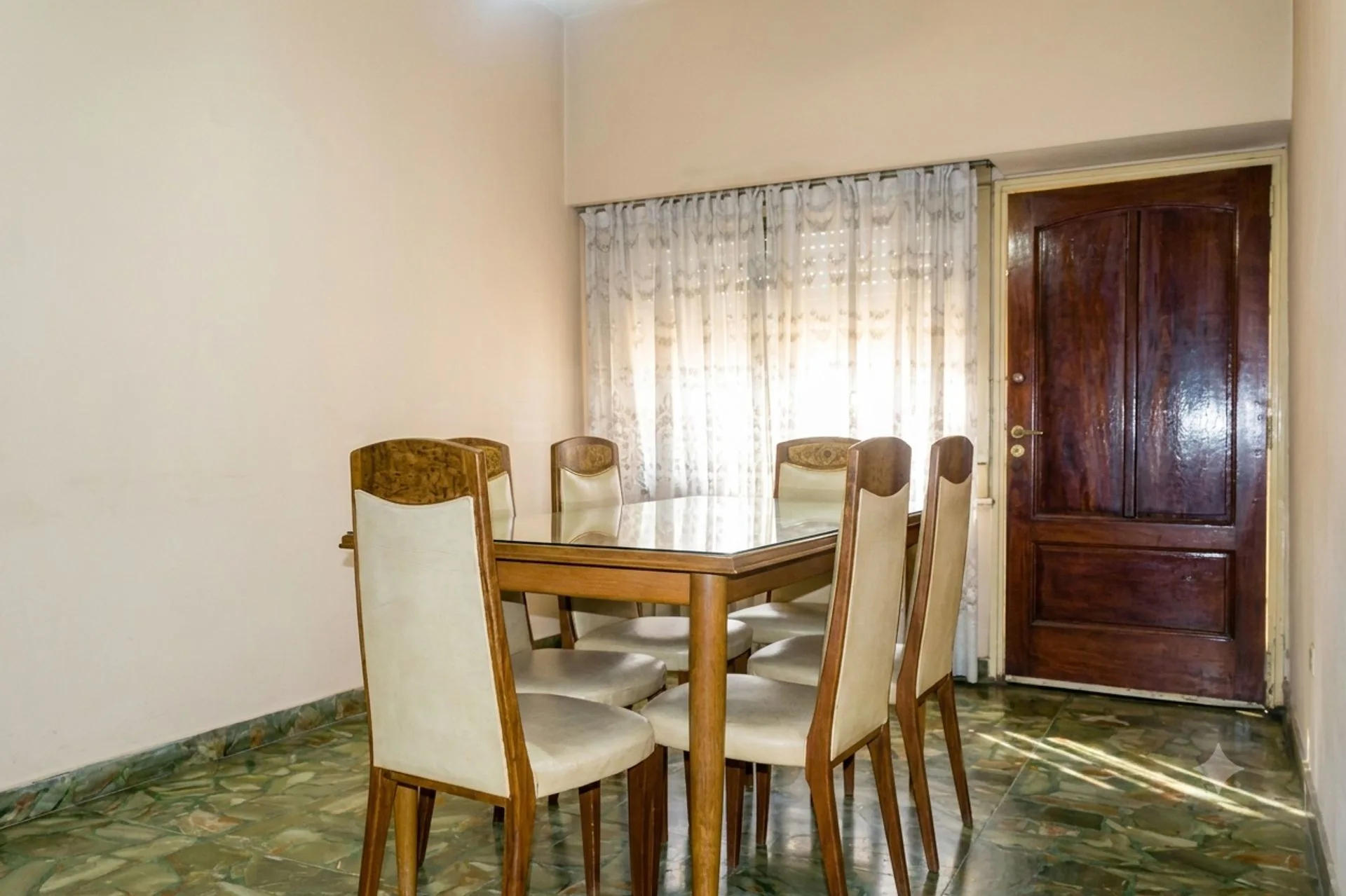 VENTA DE CASA DE 5 AMB CON COCHERA JARDIN Y PILETA foto 2