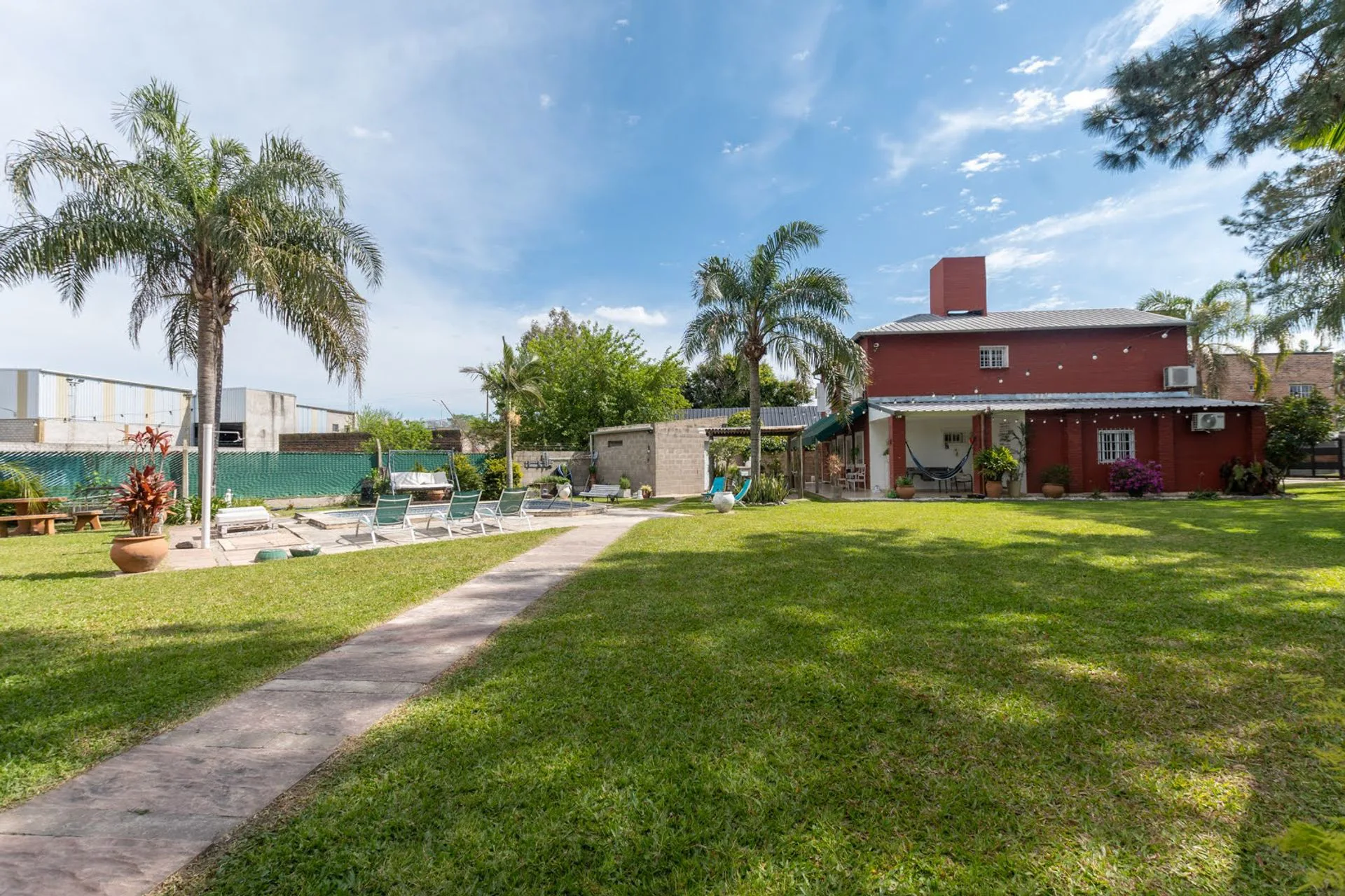 CASA EN VENTA EN COLASTINE 4 DORM Y GRAN PARQUE foto 2