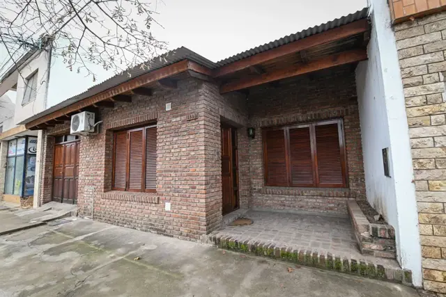 Se vende casa de dos plantas con patio y pileta
