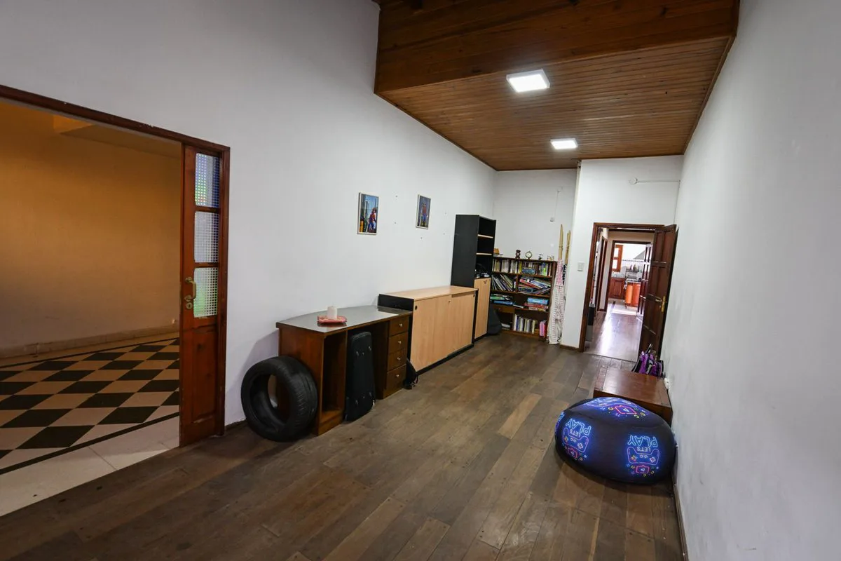Se vende casa de dos plantas con patio y pileta foto 2