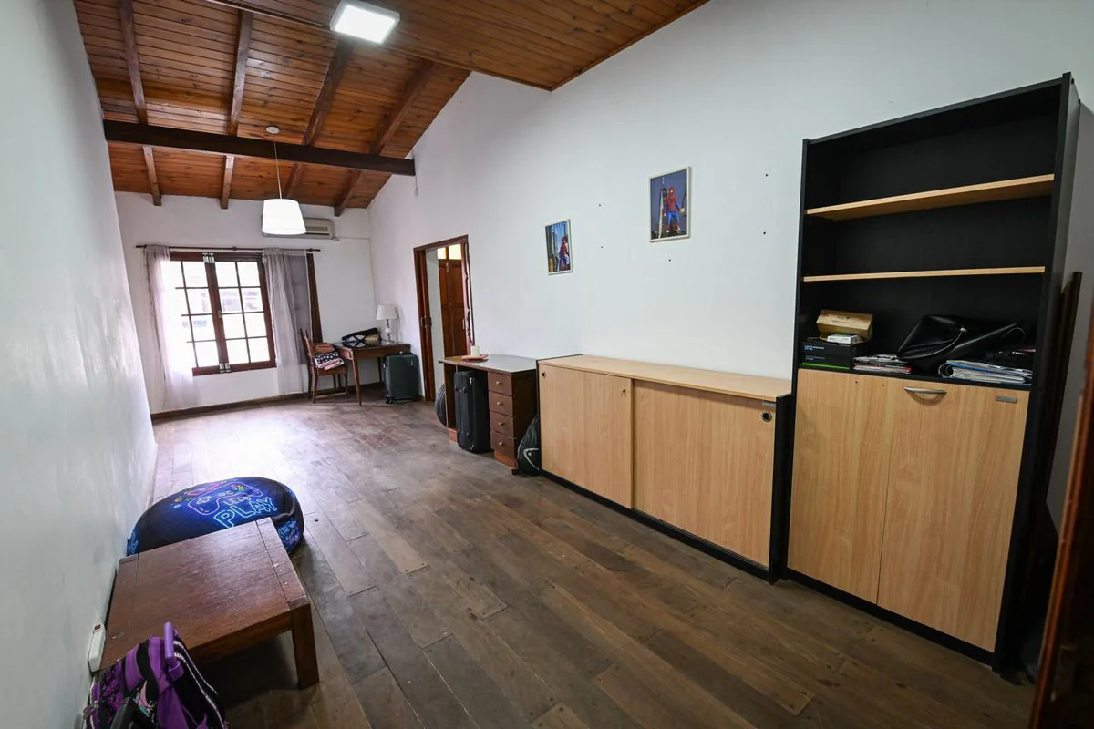 Se vende casa de dos plantas con patio y pileta foto 3