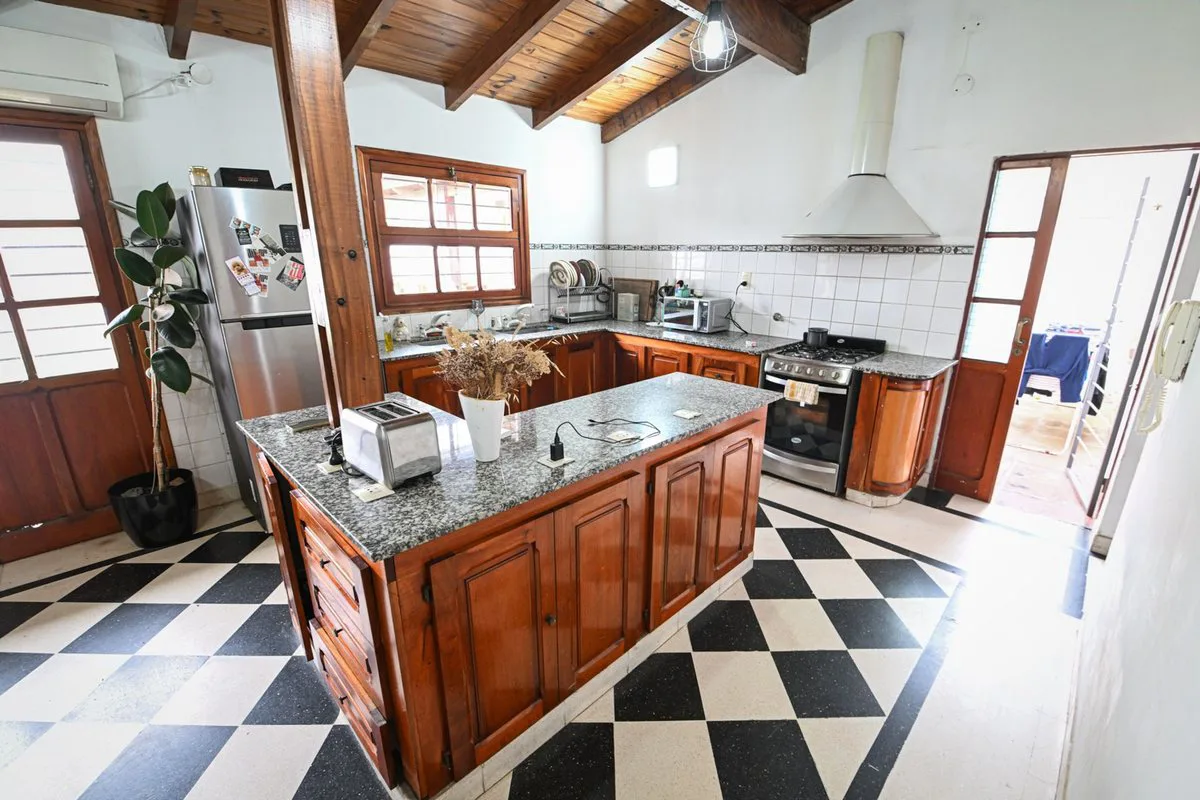 Se vende casa de dos plantas con patio y pileta foto 4