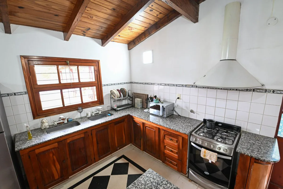 Se vende casa de dos plantas con patio y pileta foto 5