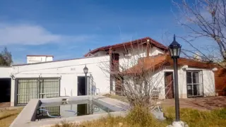 VENTA DE CASA CON PILETA CHACRAS DE CORIA foto 1