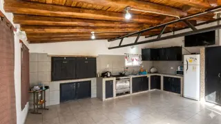 VENTA DE CASA CON PILETA CHACRAS DE CORIA foto 3