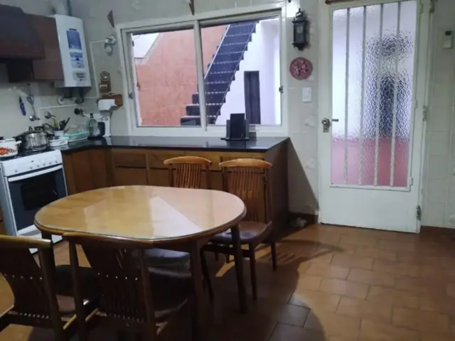 CASA 6 AMBIENTES CON PATIO Y TERRAZA Y LOTE PROPIO