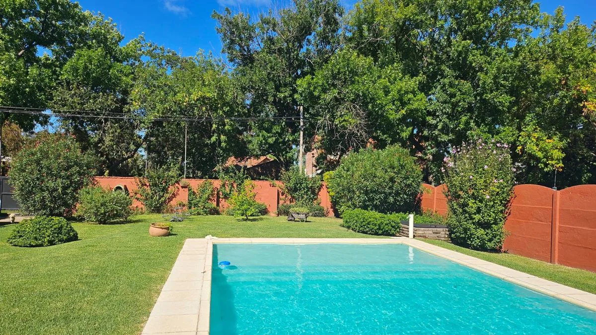 VENTA CASA CENTRO DE FUNES 3 DORMITORIOS C/ PILETA foto 3