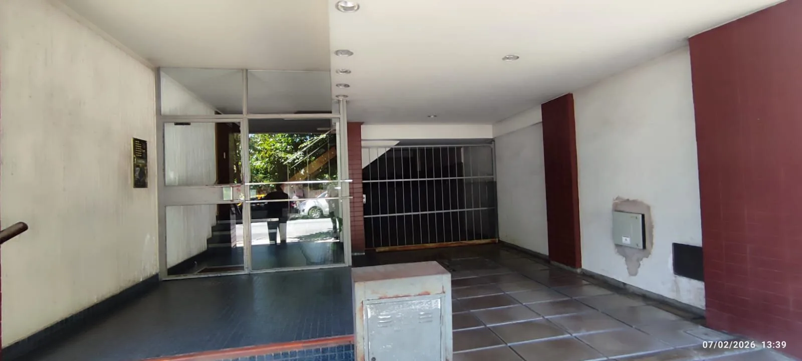 2 ambientes C/Cochera. Al frente, balcón, patio, baulera. Ideal inversor