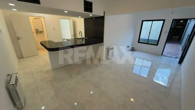 Se vende Dpto. refaccionado c/cochera + galpón